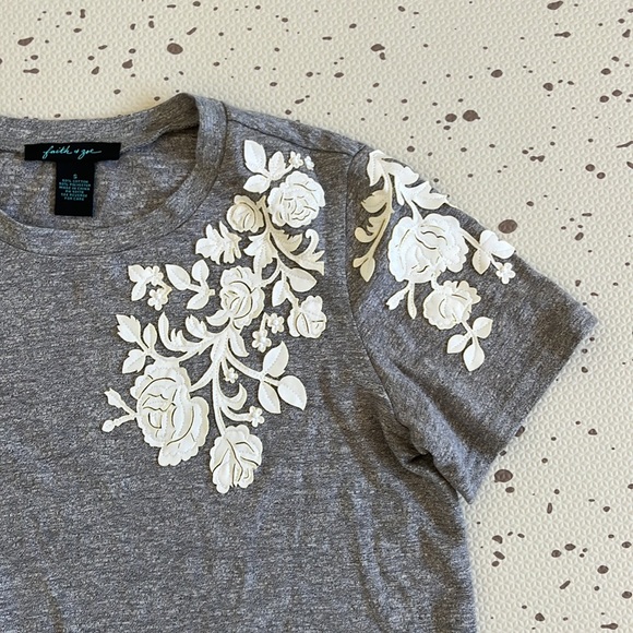 💘 FAITH OF ZOE - MACAIRE FLORAL APPLIQUE GRAY KNIT TEE - Picture 1 of 4